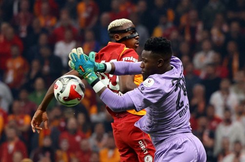 Trabzonspor's Andre Onana (R) in action with Galatasaray's Victor Osimhen during the Super Lig match at RAMS Park, Istanbul, Türkiye, Nov. 1, 2025. (Reuters Photo)