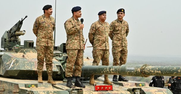 Chief of Army Staff of Pakistan Asim Munir (2nd L) speaks during his visit to the Tilla Field Firing Ranges (TFFR) in Mangla, Pakistan, May 1, 2025. (Reuters Photo)