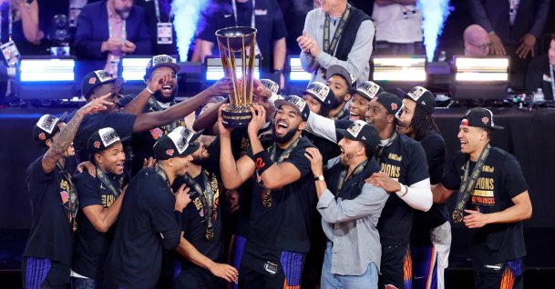 The New York Knicks celebrate with the trophy after the Knicks defeated the San Antonio Spurs 124-113 in the Emirates NBA Cup Championship game at T-Mobile Arena, Las Vegas, U.S., Dec. 16, 2025. (AFP Photo)