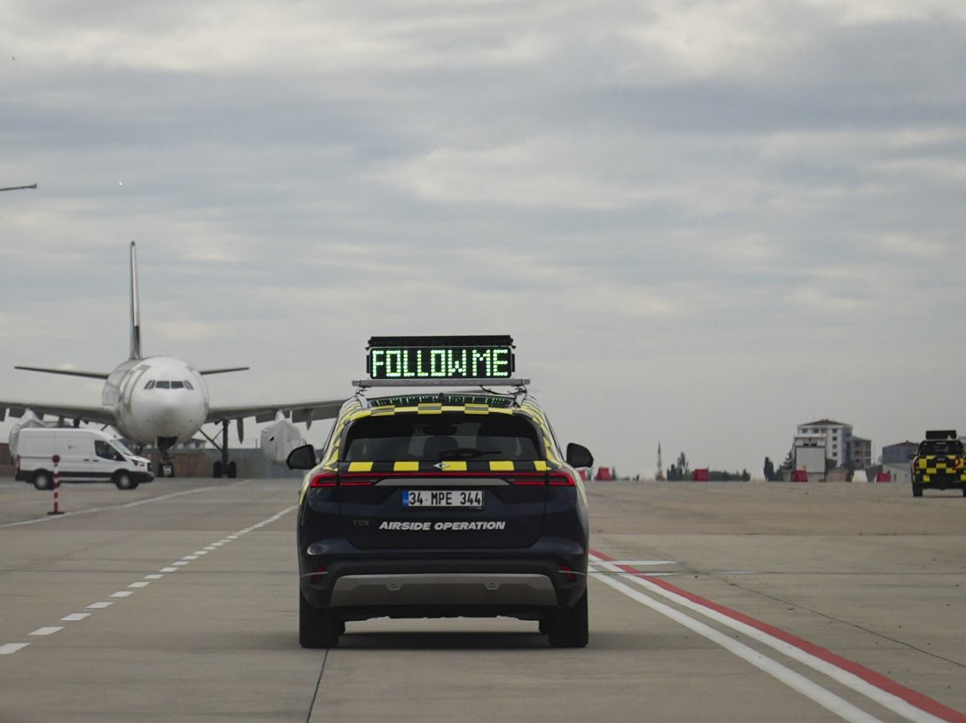 A “follow me” vehicle operates on the apron at Sabiha Gökçen International Airport in Istanbul, Türkiye, Dec. 17, 2025. (AA Photo)
