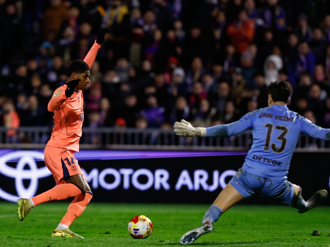 Barcelona's Marcus Rashford (L) fights for the ball with Guadalajara's Dani Vicente during the Copa del Rey match, Guadalajara, Spain, Dec. 16, 2025. (AP Photo)