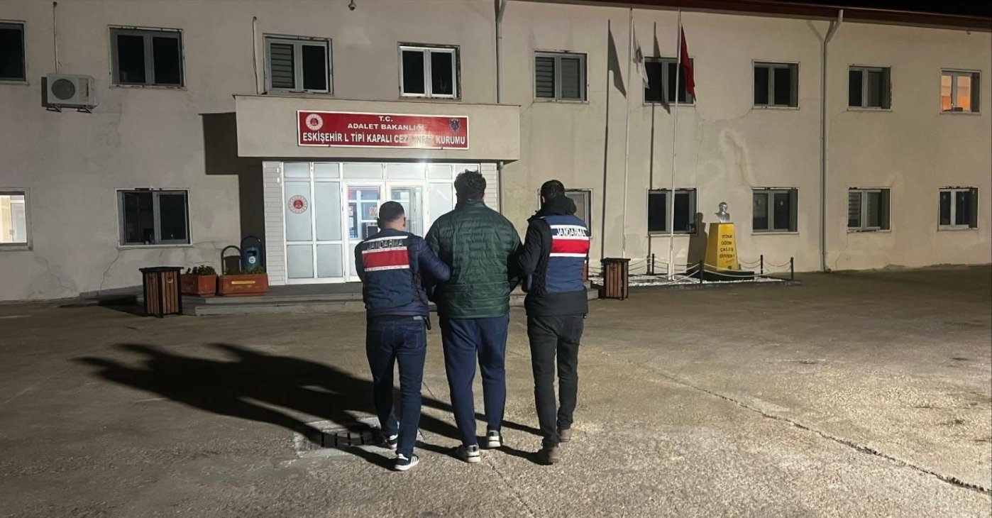 Gendarmerie officers escort a captured FETÖ suspect to prison, Eskişehir, central Türkiye, Dec. 11, 2025. (IHA Photo)
