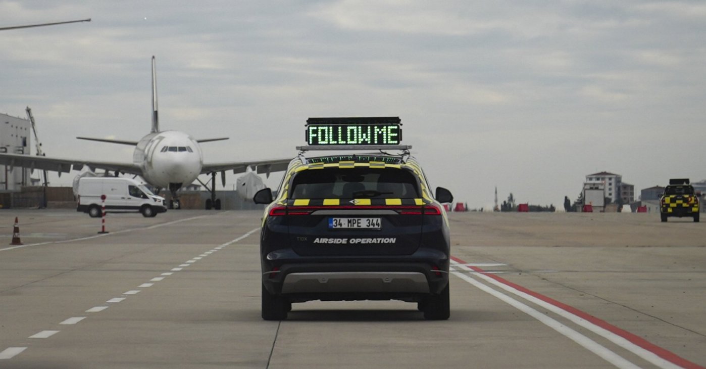 A “follow me” vehicle operates on the apron at Sabiha Gökçen International Airport in Istanbul, Türkiye, Dec. 17, 2025. (AA Photo)