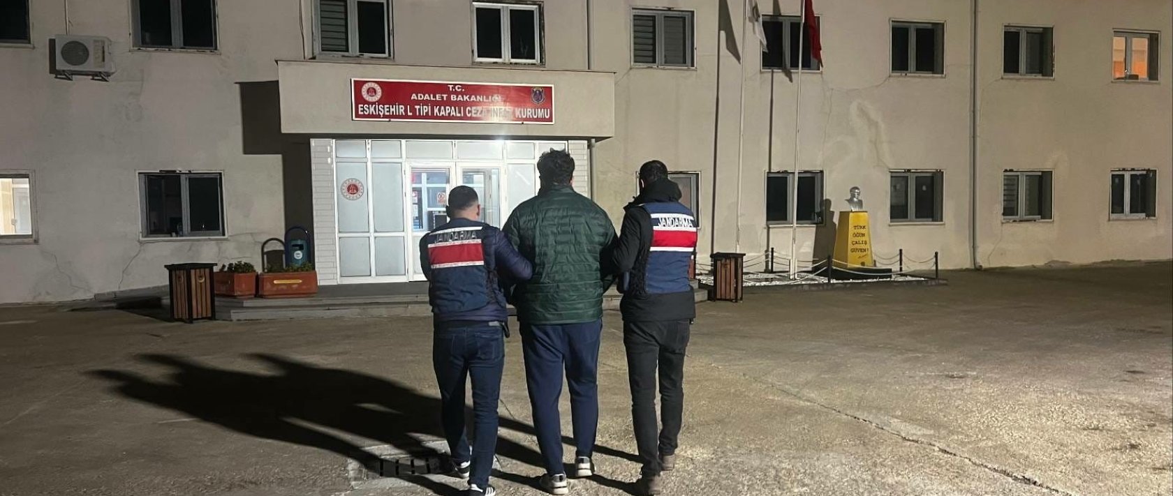 Gendarmerie officers escort a captured FETÖ suspect to prison, Eskişehir, central Türkiye, Dec. 11, 2025. (IHA Photo)