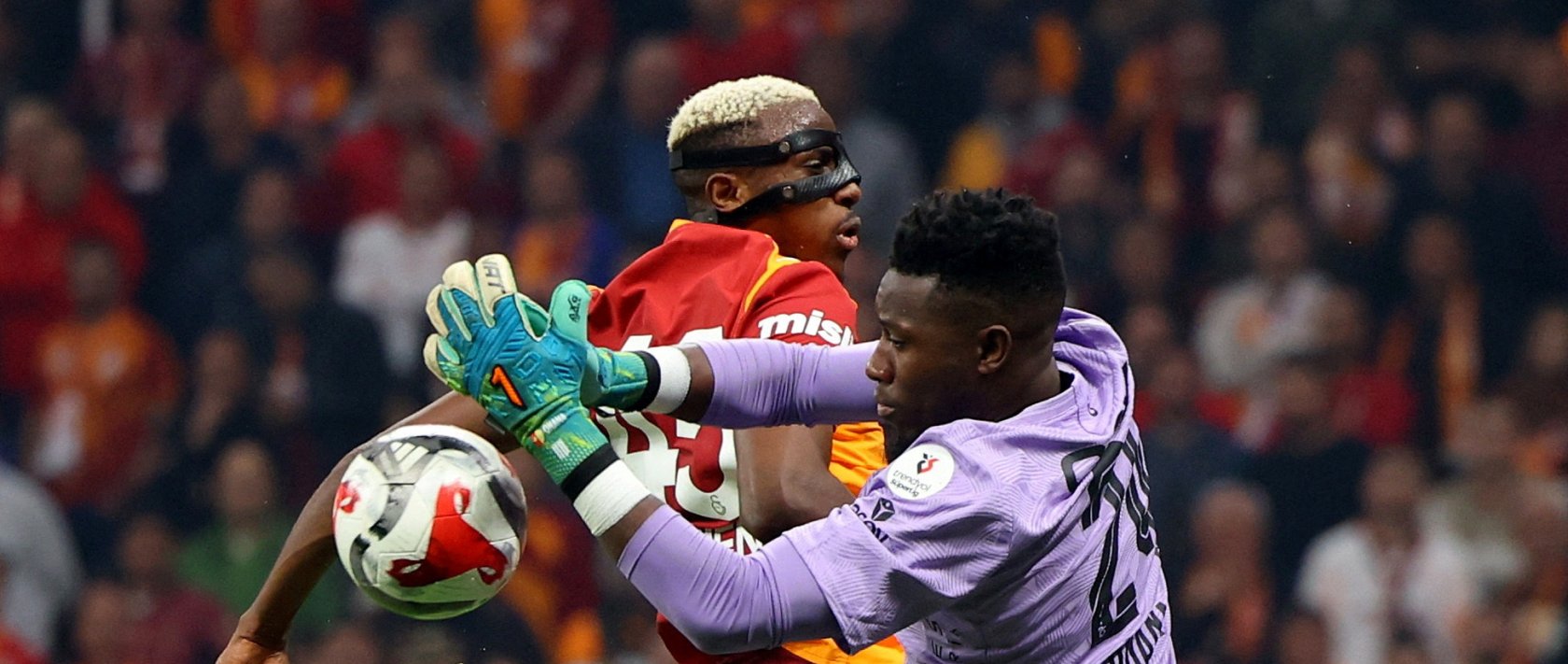 Trabzonspor's Andre Onana (R) in action with Galatasaray's Victor Osimhen during the Super Lig match at RAMS Park, Istanbul, Türkiye, Nov. 1, 2025. (Reuters Photo)
