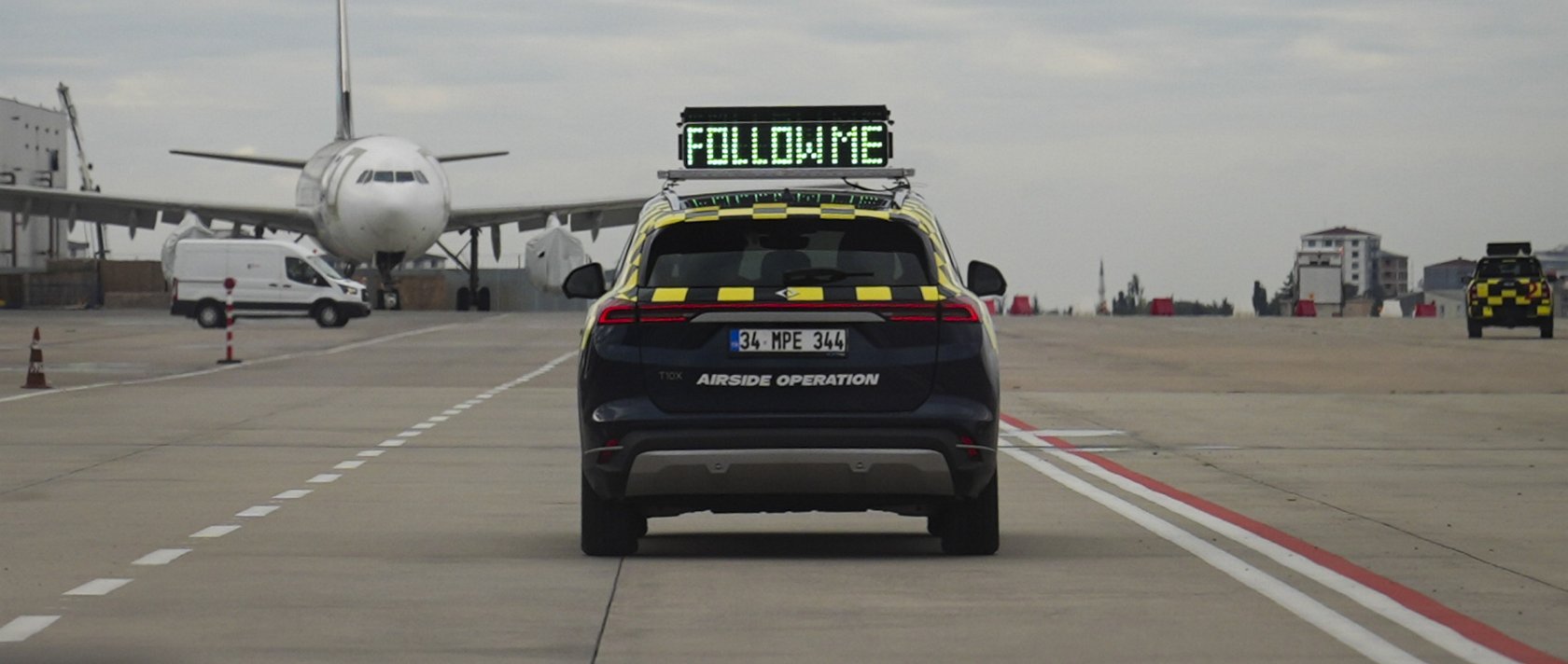 A “follow me” vehicle operates on the apron at Sabiha Gökçen International Airport in Istanbul, Türkiye, Dec. 17, 2025. (AA Photo)
