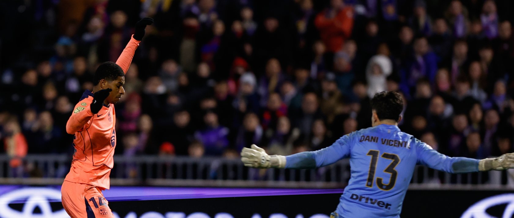 Barcelona's Marcus Rashford (L) fights for the ball with Guadalajara's Dani Vicente during the Copa del Rey match, Guadalajara, Spain, Dec. 16, 2025. (AP Photo)