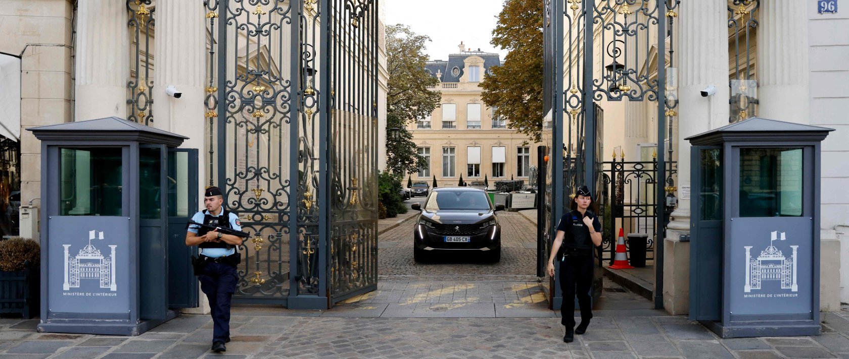 Police officers stand guard at the entrance of the French interior ministry, place Beauvau in Paris, Sept.  6, 2023. (AFP Photo)
