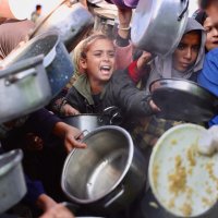 Displaced Palestinians gather to receive donated food portions at a charity kitchen in Khan Younis in the southern Gaza Strip, Palestine, Dec. 17, 2025. (AFP Photo)