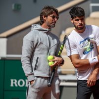 Spain's Carlos Alcaraz (R) and his coach Juan Carlos Ferrero chat during a training session for the French Open tennis tournament at Roland Garros, Paris, France, May 22, 2025. (EPA Photo)