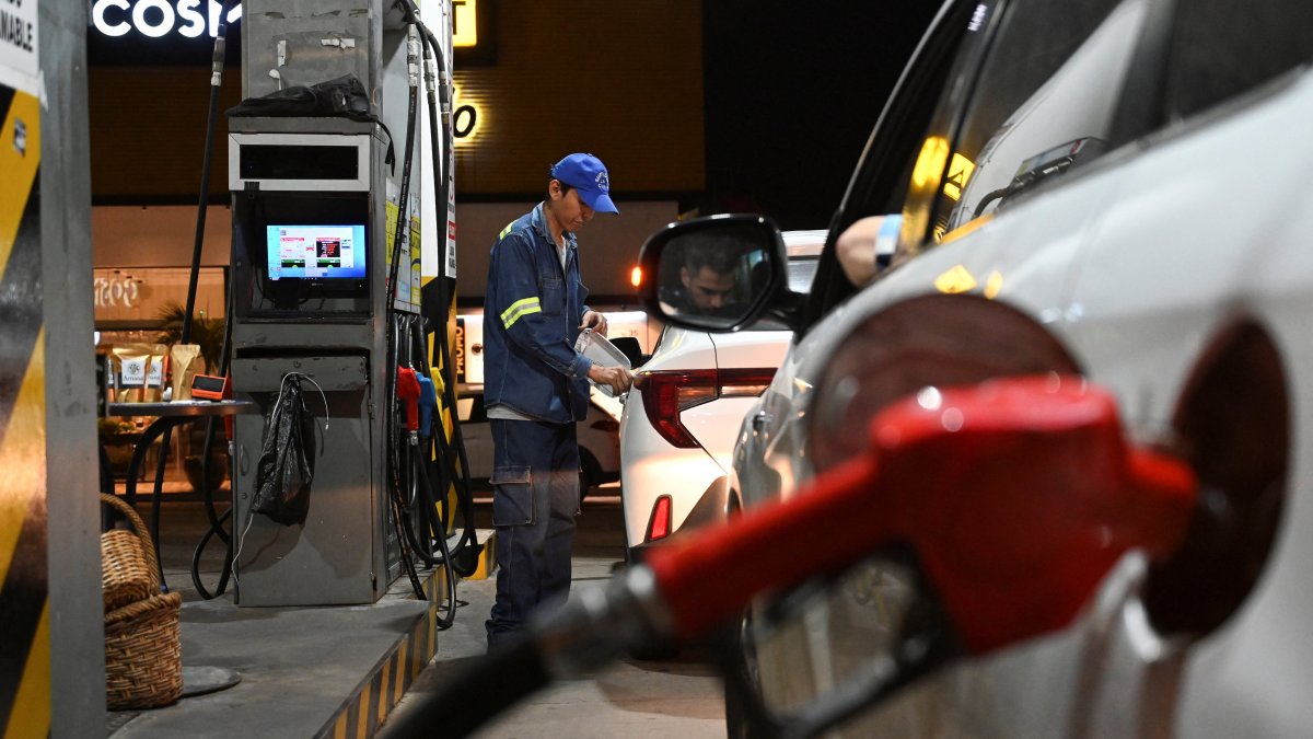 A person refuels a car after Bolivian President Rodrigo Paz announced his government would remove long-standing fuel subsidies in a bid to shore up public accounts, in Santa Cruz, Bolivia, Dec. 17, 2025. (Reuters Photo)