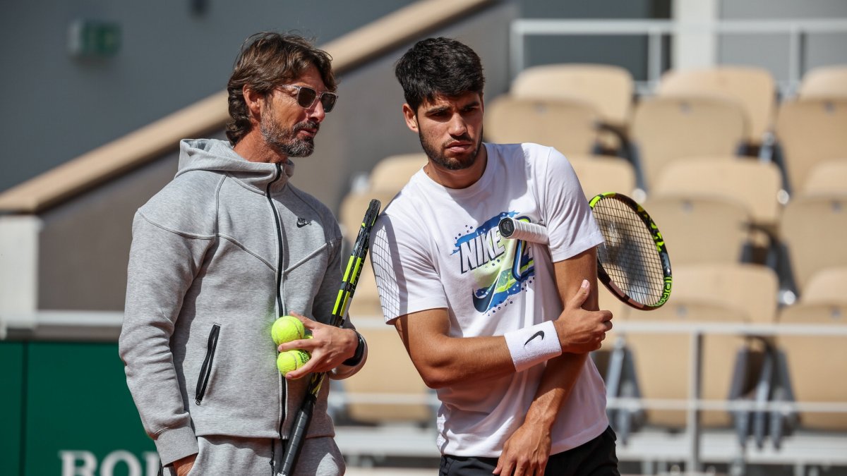 Spain's Carlos Alcaraz (R) and his coach Juan Carlos Ferrero chat during a training session for the French Open tennis tournament at Roland Garros, Paris, France, May 22, 2025. (EPA Photo)