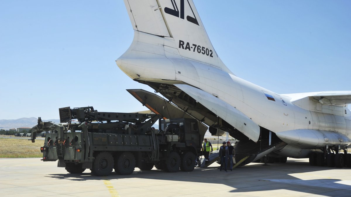A Russian transport aircraft, carrying parts of the S-400 air defense systems, lands at a military airport outside Ankara, Türkiye, Aug. 27, 2019. (AP Photo)