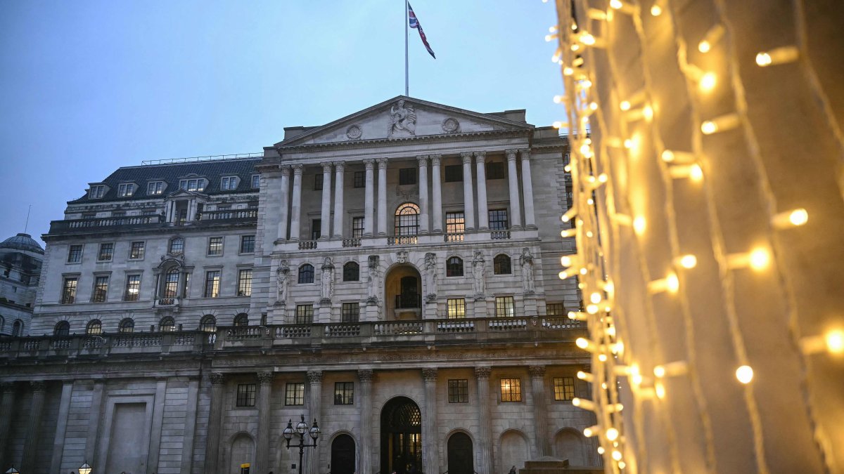 Pedestrians walk past the Bank of England (C) in central London, U.K., Dec. 18, 2025. (AFP Photo)