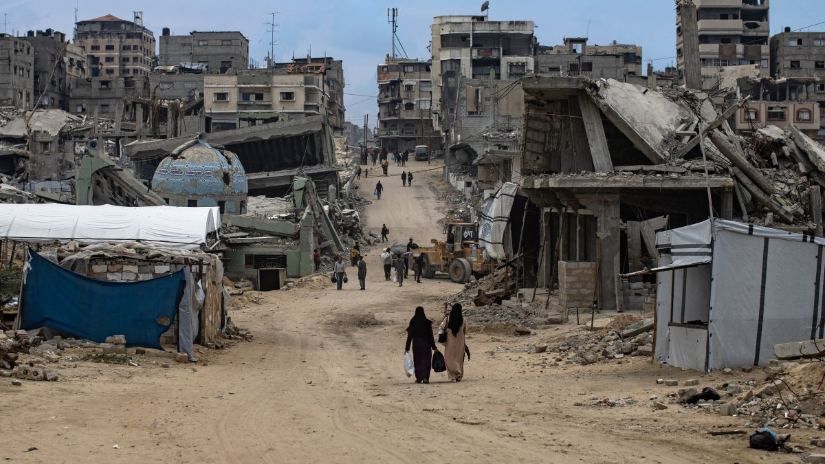 People walk among the rubble in Khan Younis, in the southern Gaza Strip, Dec. 6, 2025. (EPA Photo)