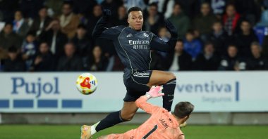 Real Madrid's Kylian Mbappe challenges Talavera's Jaime Gonzalez during the Copa del Rey round of 32 second leg football match at El Prado Municipal Stadium, Talavera de la Reina, Spain, Dec. 17, 2025. (AFP Photo)