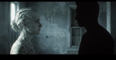 A still shot from the music video of 'Sussan da Olur."