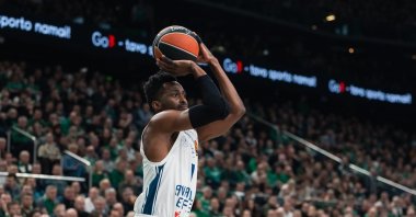 Anadolu Efes' Rodrigue Beaubois shoots a hoop during the Euroleague match against Zalgiris Kaunas, Kaunas, Lithuania, Dec. 17, 2025. (DHA Photo)