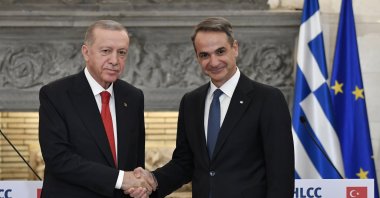 President Recep Tayyip Erdoğan and Greek Prime Minister Kyriakos Mitsotakis shake hands after their statements, Athens, Greece, Dec. 7, 2023. (AP Photo)