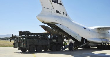 A Russian transport aircraft, carrying parts of the S-400 air defense systems, lands at a military airport outside Ankara, Türkiye, Aug. 27, 2019. (AP Photo)