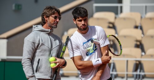 Spain's Carlos Alcaraz (R) and his coach Juan Carlos Ferrero chat during a training session for the French Open tennis tournament at Roland Garros, Paris, France, May 22, 2025. (EPA Photo)