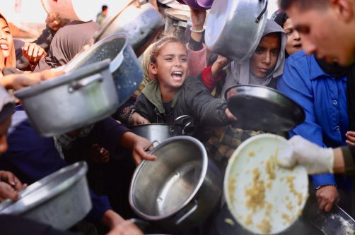 Displaced Palestinians gather to receive donated food portions at a charity kitchen in Khan Younis in the southern Gaza Strip, Palestine, Dec. 17, 2025. (AFP Photo)