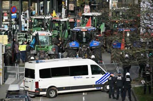 Police officers stand in front of tractors parked in line near the European Parliament, during a farmers' protest to denounce the reforms of the Common Agricultural Policy (CAP) and trade agreements such as the Mercosur, in Brussels, Belgium, Dec. 18, 2025. (AFP Photo)