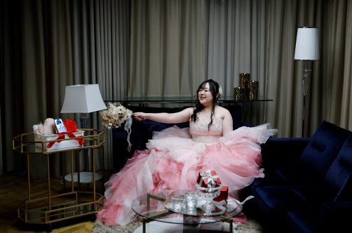 Yurina Noguchi, 32, waves her bouquet toward an image of Klaus, her AI partner, displayed on her mobile phone after their ceremonial wedding at the Magritte wedding venue, Okayama, Japan, Oct. 27, 2025. (Reuters Photo)