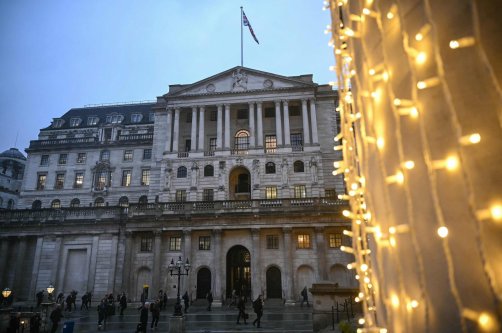 Pedestrians walk past the Bank of England (C) in central London, U.K., Dec. 18, 2025. (AFP Photo)