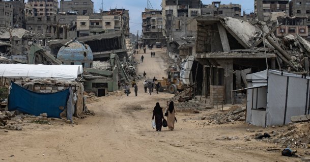 People walk among the rubble in Khan Younis, in the southern Gaza Strip, Dec. 6, 2025. (EPA Photo)