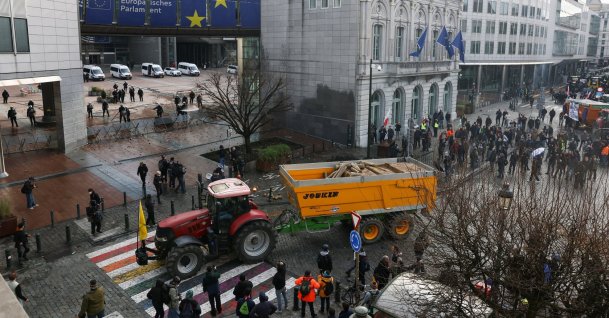 Protesters gather next to the European Parliament, as farmers protest against the EU-Mercosur free-trade deal between the European Union and the South American countries of Mercosur, on the day of a European Union leaders' summit, Brussels, Belgium, Dec. 18, 2025. (Reuters Photo)