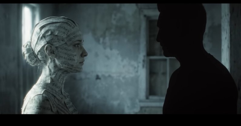 A still shot from the music video of 'Sussan da Olur."