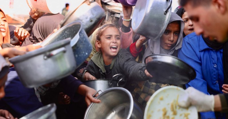 Displaced Palestinians gather to receive donated food portions at a charity kitchen in Khan Younis in the southern Gaza Strip, Palestine, Dec. 17, 2025. (AFP Photo)