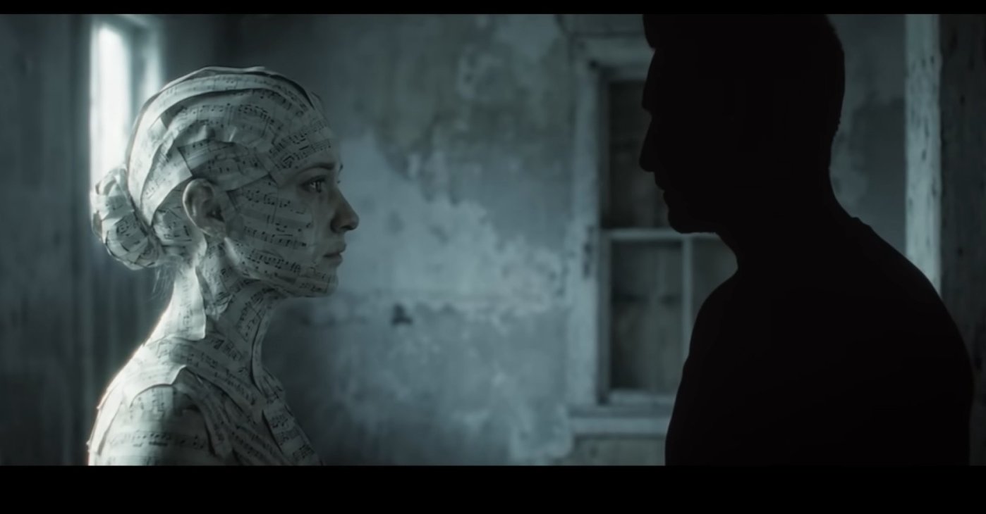 A still shot from the music video of 'Sussan da Olur."