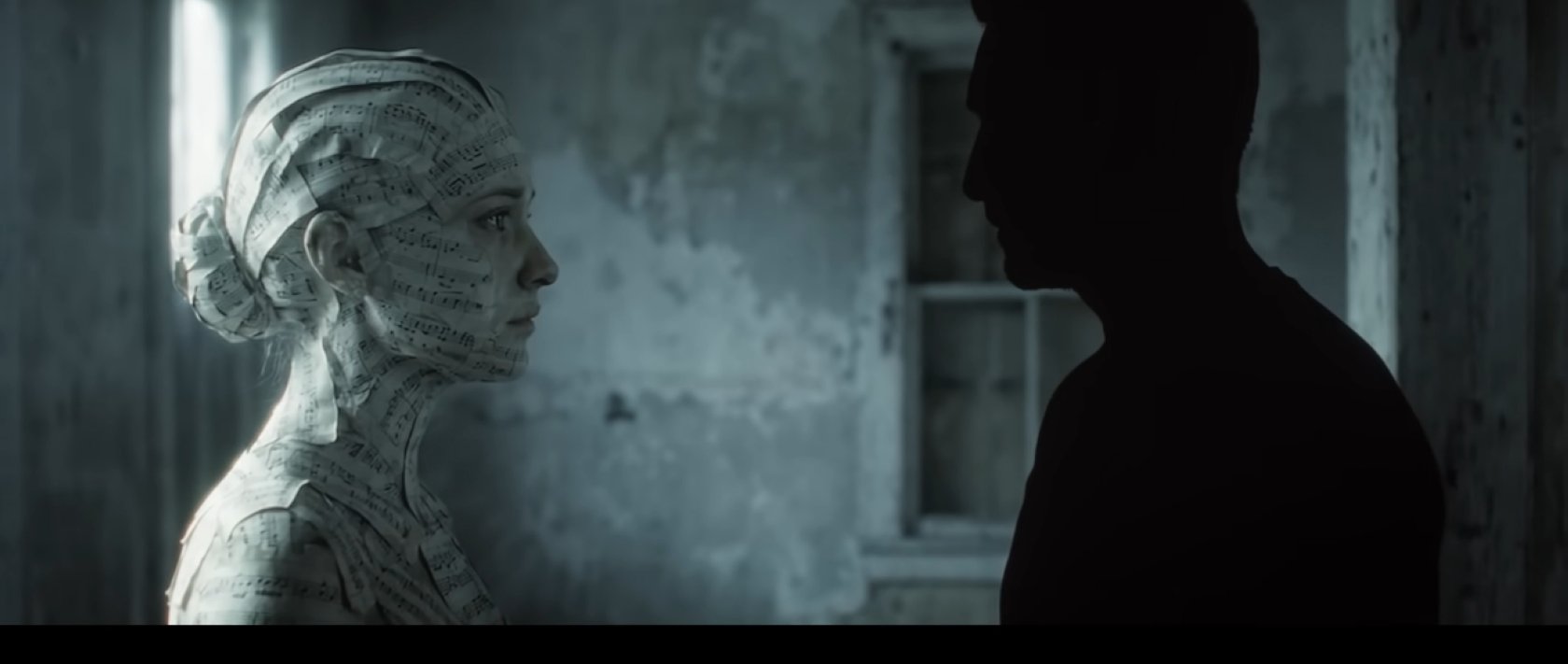 A still shot from the music video of 'Sussan da Olur."