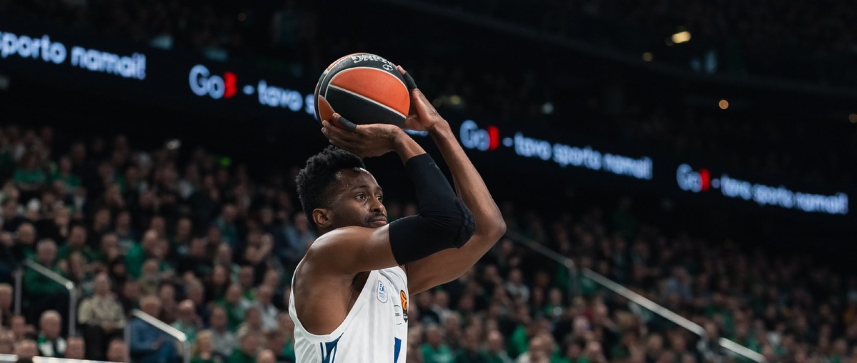 Anadolu Efes' Rodrigue Beaubois shoots a hoop during the Euroleague match against Zalgiris Kaunas, Kaunas, Lithuania, Dec. 17, 2025. (DHA Photo)