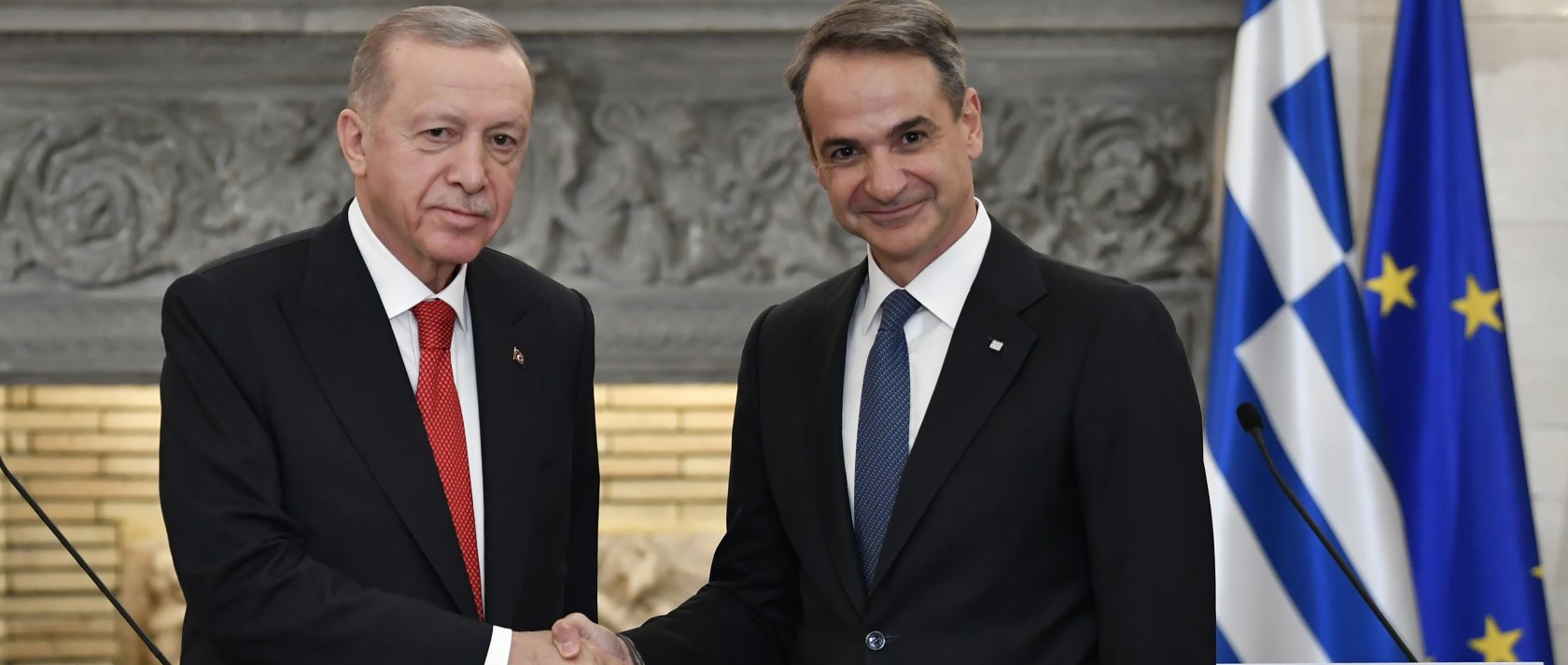 President Recep Tayyip Erdoğan and Greek Prime Minister Kyriakos Mitsotakis shake hands after their statements, Athens, Greece, Dec. 7, 2023. (AP Photo)