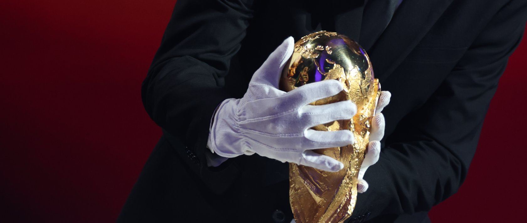 Argentina's head coach Lionel Scaloni places the FIFA World Cup trophy during the draw for the 2026 World Cup at the Kennedy Center, Washington, U.S., Dec. 5, 2025. (AP Photo)