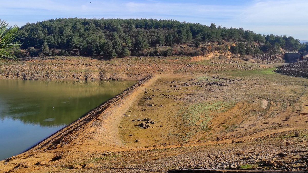 The nearly dry Kadıköy Dam, under the impact of drought as rain levels fall, is suspended, Keşan, Edirne, Türkiye, Dec. 19, 2025. (AA Photo)