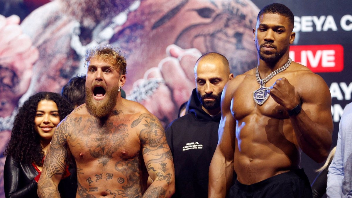 Jake Paul (L) and Anthony Joshua during the weigh-in at The Fillmore, Miami Beach, Florida, U.S., Dec. 18, 2025. (Reuters Photo)