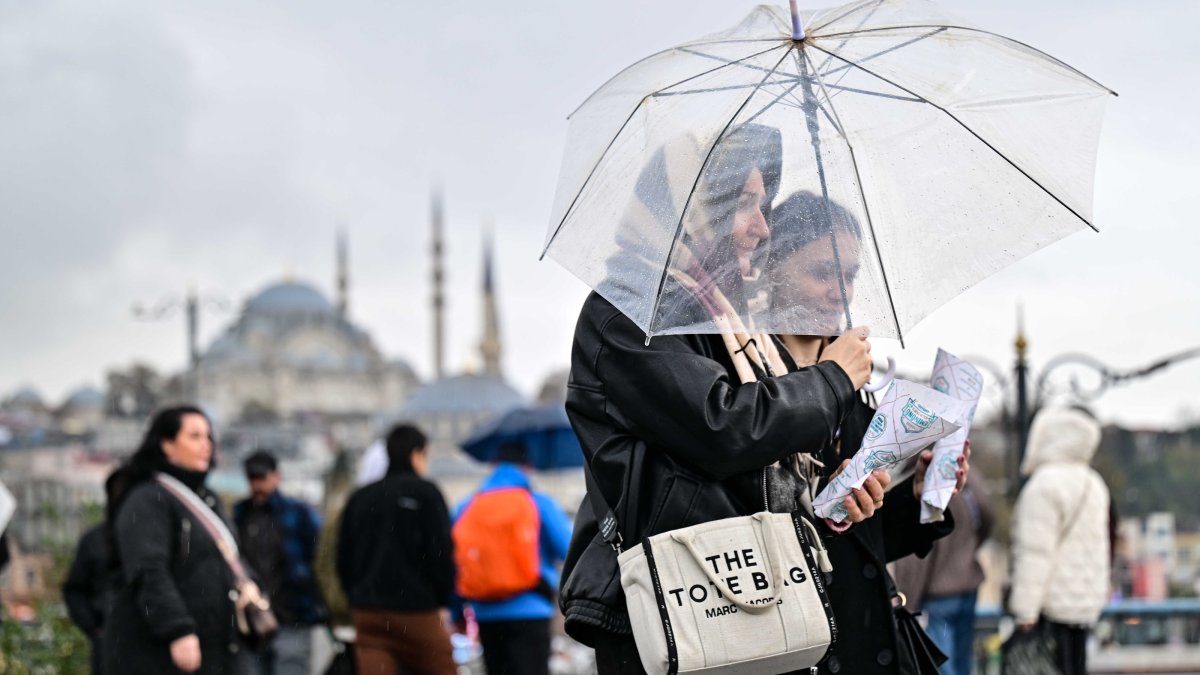 Turkish consumer confidence slips in December