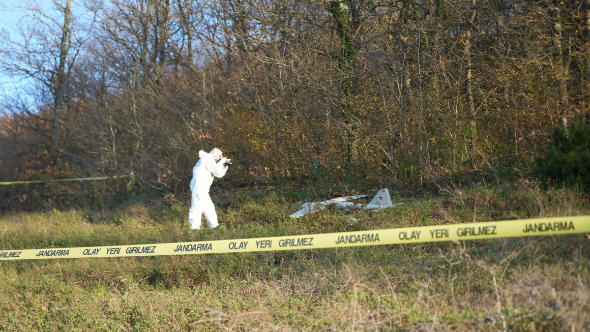 An investigator probes the drone found in Izmit, Kocaeli, Dec. 19, 2025. (IHA Photo)