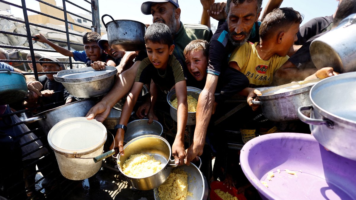 Palestinians wait to receive food from a charity kitchen after the global hunger monitor, in Gaza City, Aug. 28, 2025. (Reuters File Photo)
