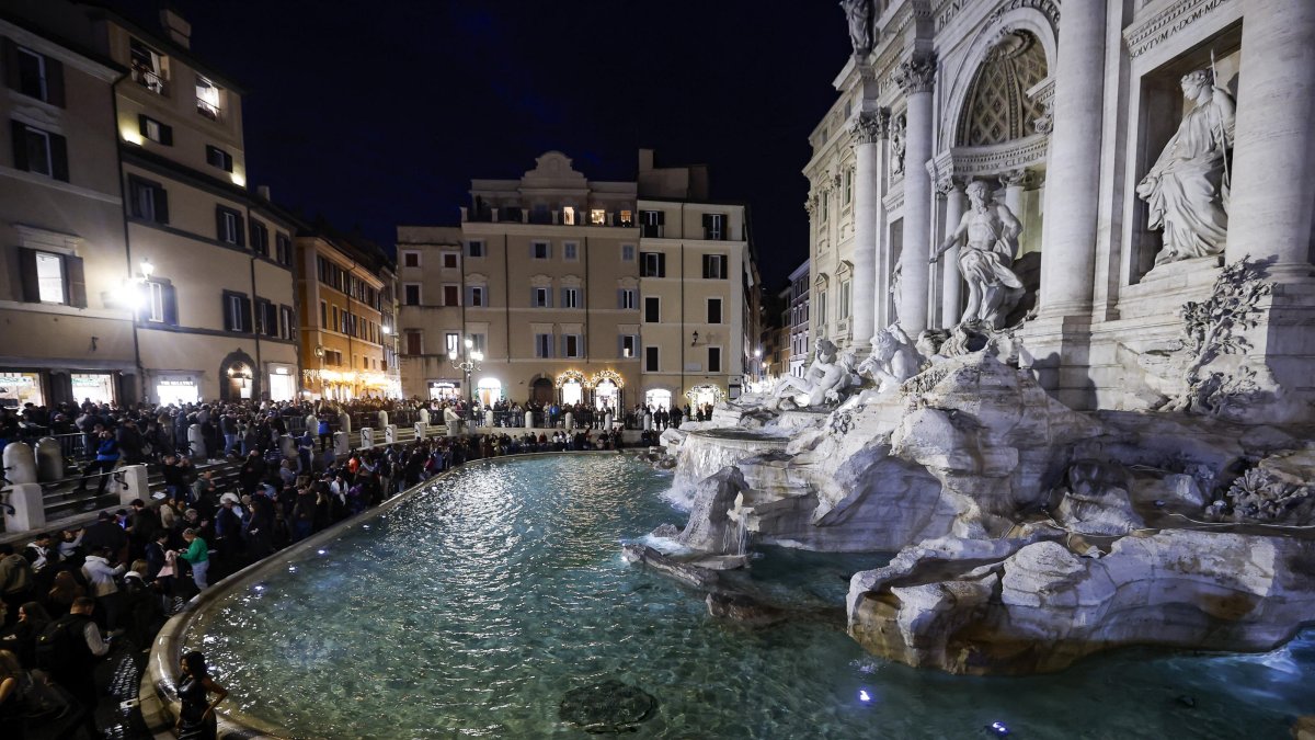  Tourists queue in front of the Trevi Fountain in Rome, Italy, Dec. 19, 2025. (EPA Photo)