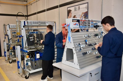 Students are seen at a vocational high school in Kocaeli, northwestern Türkiye, Nov. 19, 2025. (AA Photo)