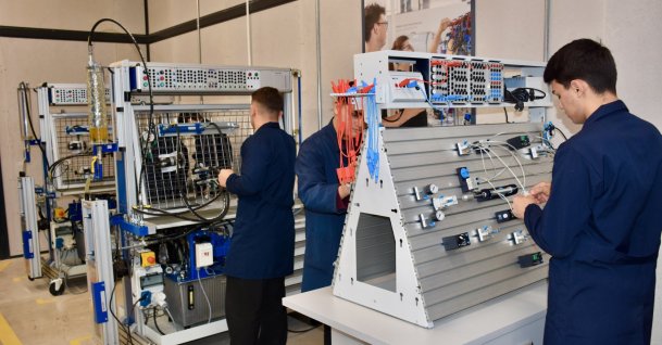 Students are seen at a vocational high school in Kocaeli, northwestern Türkiye, Nov. 19, 2025. (AA Photo)