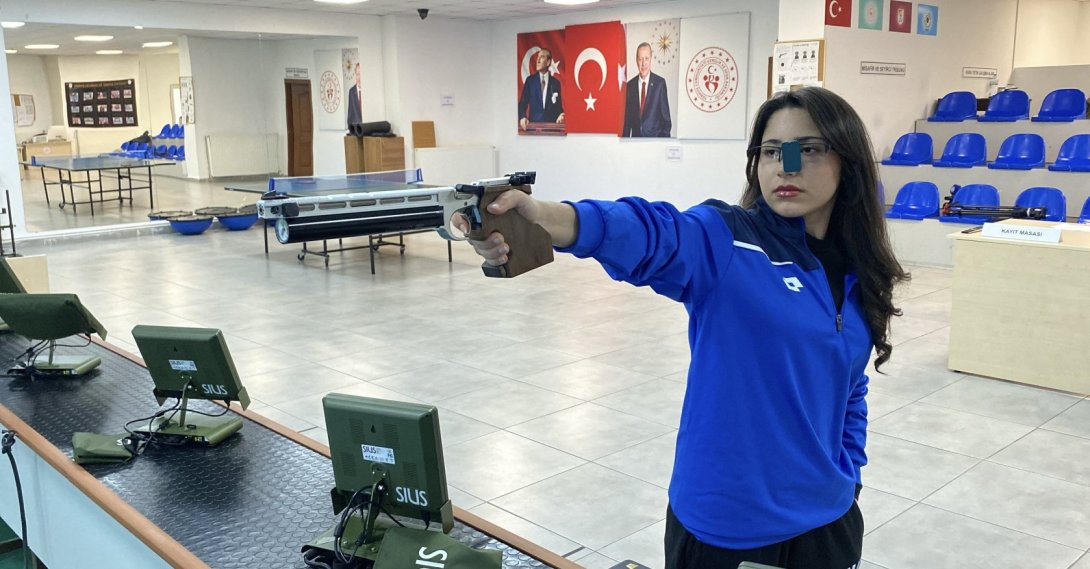 Hale Derya Eroğlu trains ahead of the European Air Weapons Championships, Kayseri, Türkiye, Dec. 10, 2025. (AA Photo)