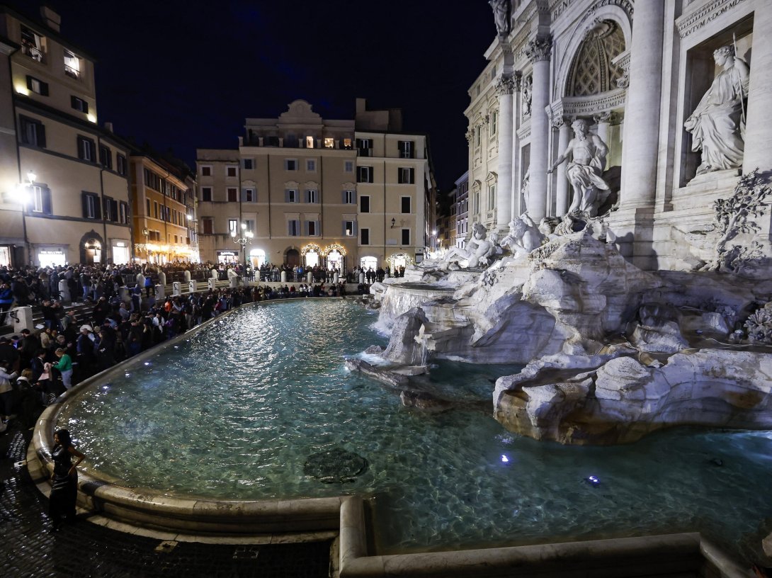  Tourists queue in front of the Trevi Fountain in Rome, Italy, Dec. 19, 2025. (EPA Photo)