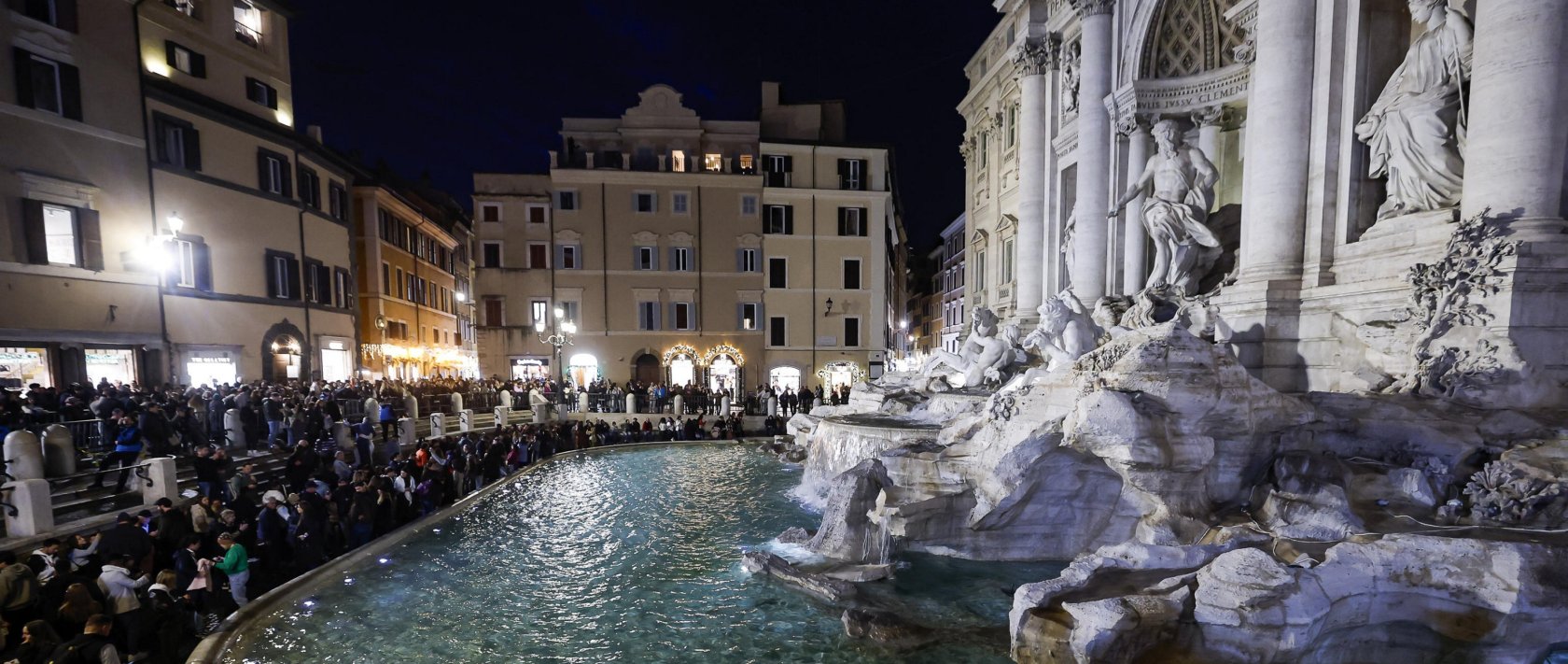  Tourists queue in front of the Trevi Fountain in Rome, Italy, Dec. 19, 2025. (EPA Photo)