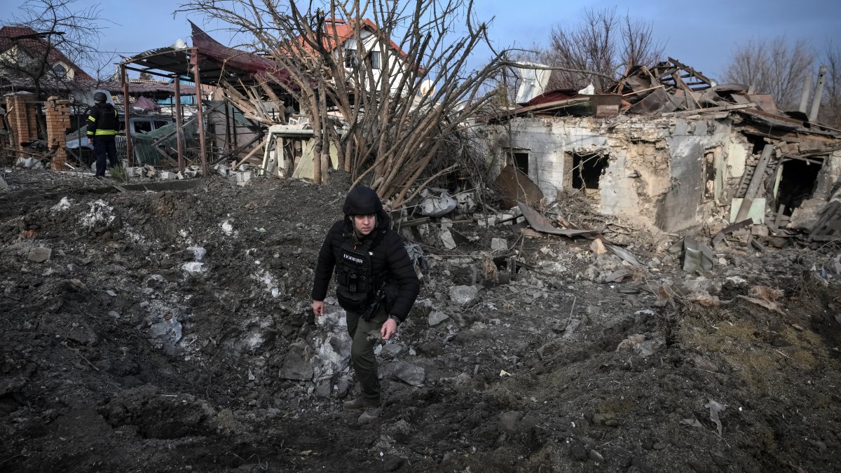 A police officer works at the site of a Russian air strike, amid Russia's attack on Ukraine, in Zaporizhzhia, Ukraine December 19, 2025. REUTERS/Stringer 